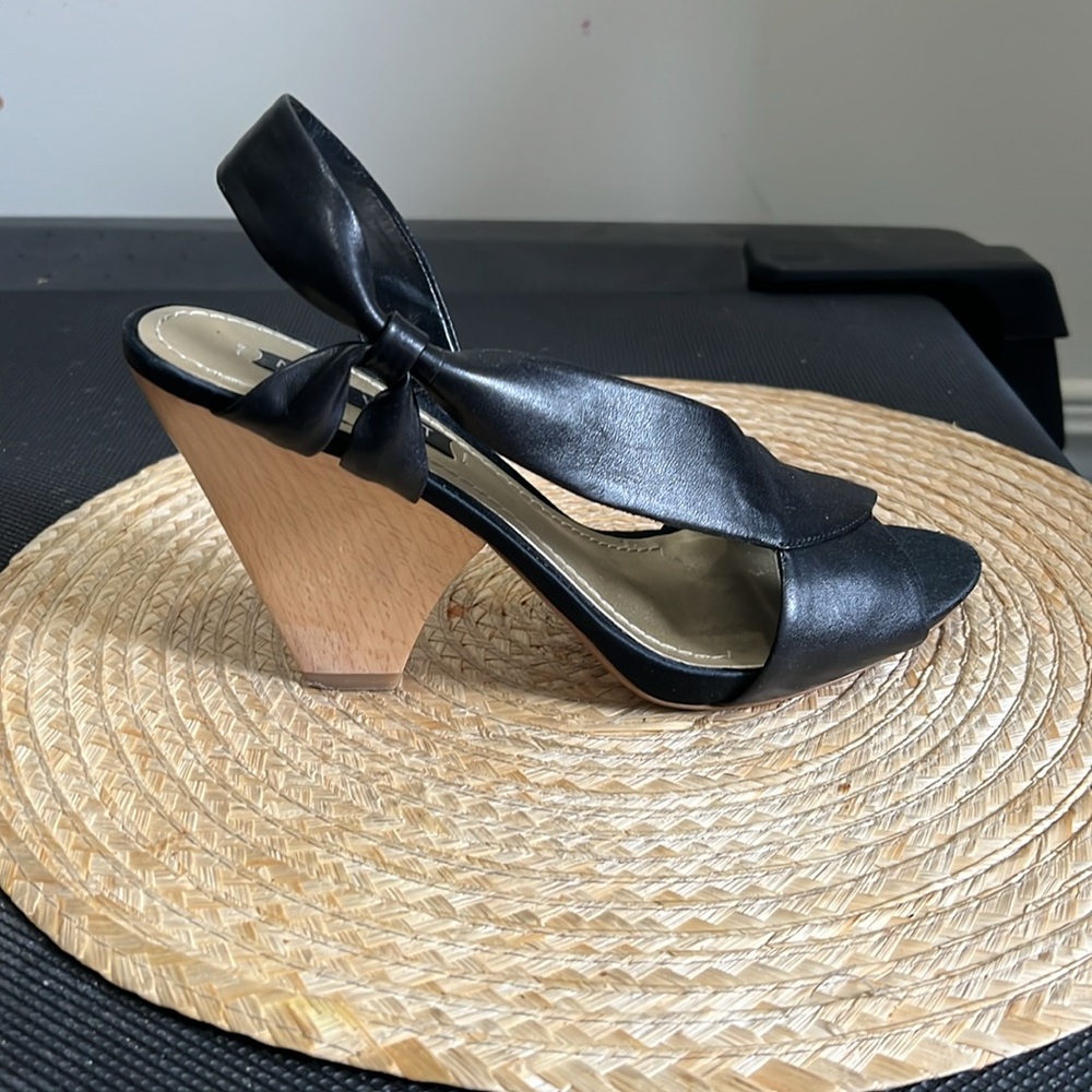 Nine West Leather Upper Wood Heel Sandals Size 7.5